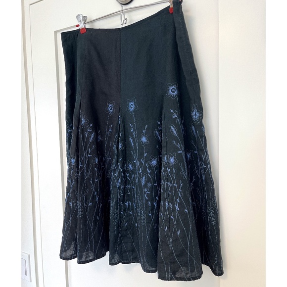 Anne Carson Black Linen Pleated Boho Midi Skirt with Floral Embroidery - Picture 2 of 8